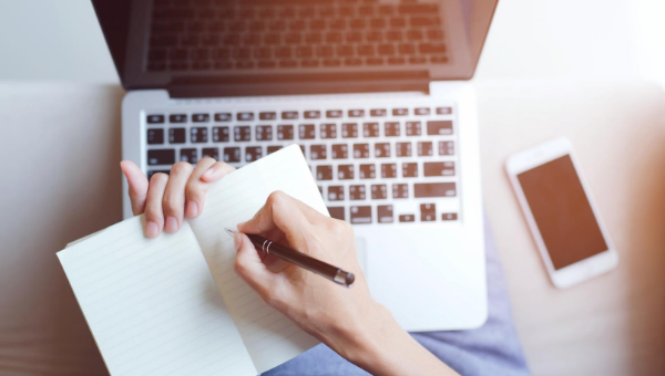 Человек пишет ручкой - оптимизированный текст для изображения.